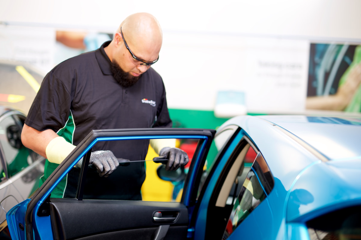 guy replacing car side window